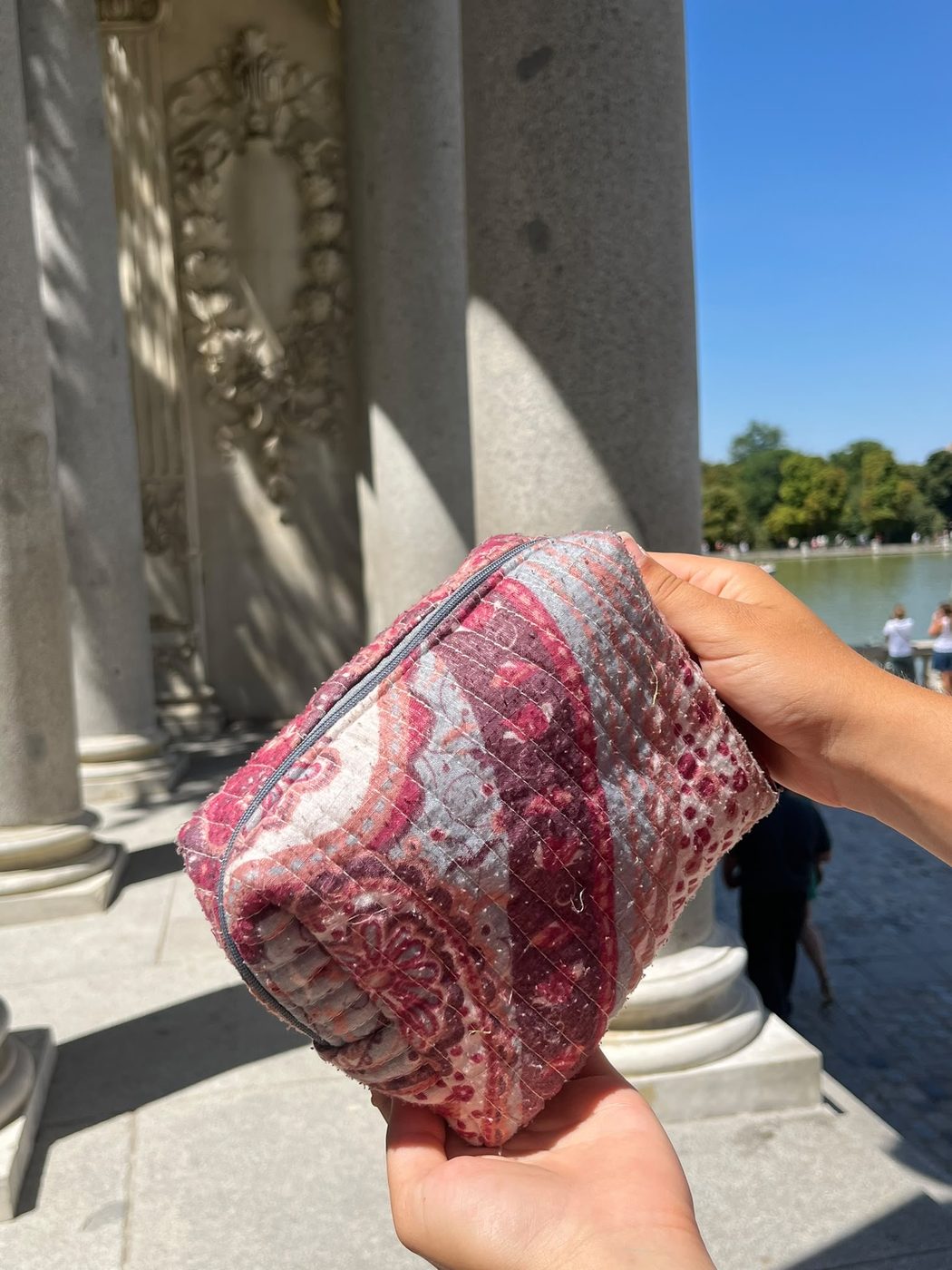Modelo Hada — acolchado de tela estampada en tonos frambuesa y gris