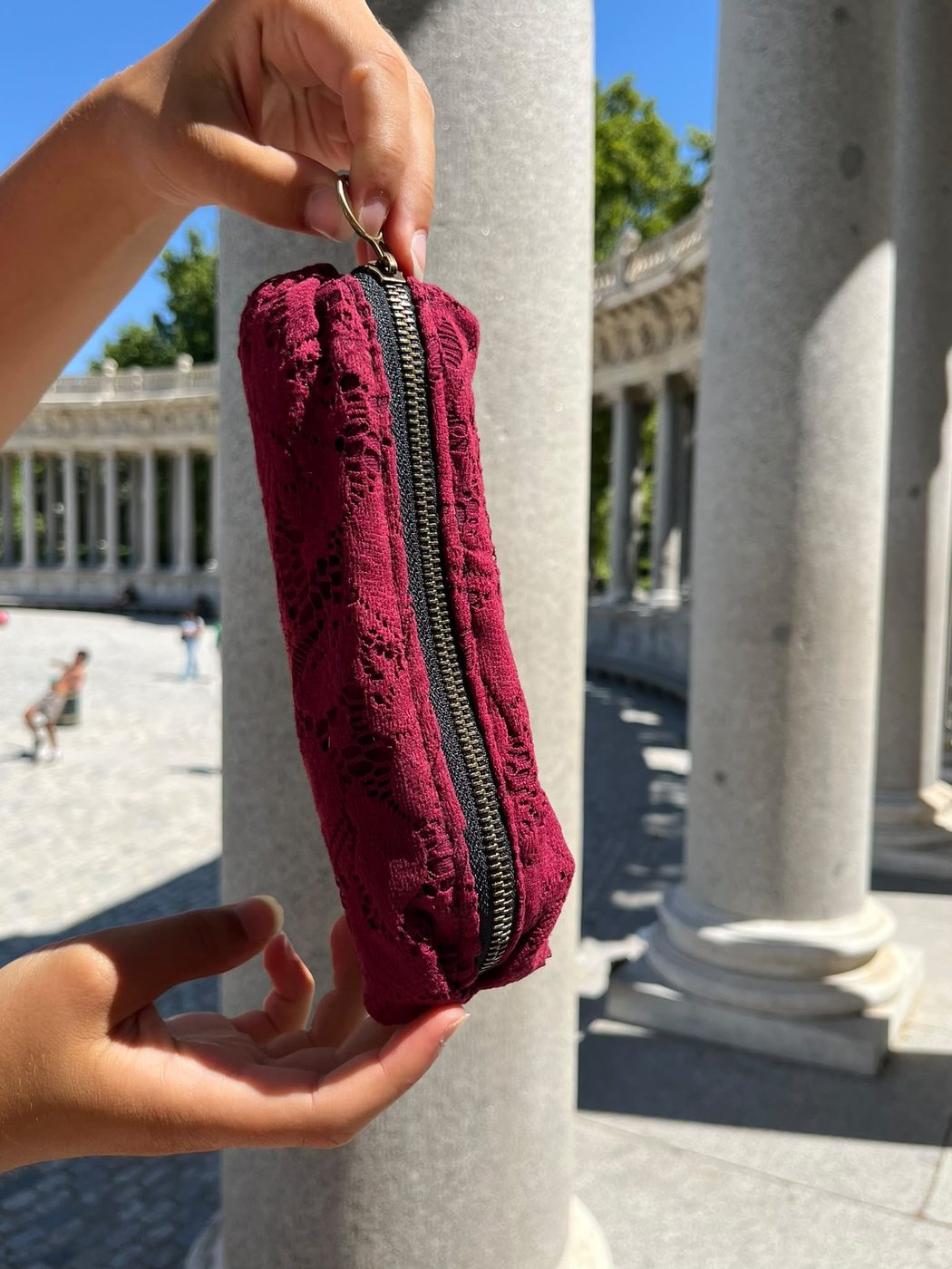 Accesorios — Modelo Rose, de encaje burdeos, cosido a mano